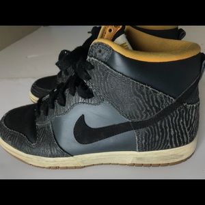 Preowned Women’s Nike Dunks!!